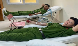 Cảnh s&#225;t cơ động hiến m&#225;u gi&#250;p nữ bệnh nh&#226;n qua cơn nguy kịch