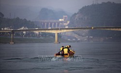 Ph&#225;t hiện, trục vớt khối lượng lớn bom, đạn gần cầu H&#242;a B&#236;nh