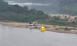 Hai &#244; t&#244; bị mắc kẹt tại b&#227;i s&#244;ng L&#244; sau trận mưa lớn