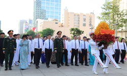 L&#227;nh đạo TPHCM d&#226;ng hương, d&#226;ng hoa tưởng niệm Chủ tịch Hồ Ch&#237; Minh