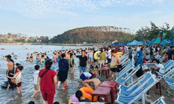 Du lịch Đồ Sơn s&#244;i động 3 ng&#224;y nghỉ lễ, nh&#224; h&#224;ng c&#244;ng khai bảng gi&#225; dịch vụ 