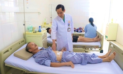 Người đ&#224;n &#244;ng 60 tuổi bất ngờ bị thủng dạ d&#224;y v&#236; sử dụng loại thuốc kh&#244;ng ai ngờ đến