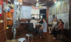Chủ cơ sở chữa bệnh bằng nước kh&#243;a cổng ‘nhốt’ đo&#224;n kiểm tra