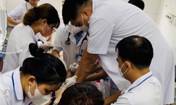 50 ph&#250;t &#39;nghẹt thở&#39; cứu sống ngoạn mục cụ b&#224; 70 tuổi ngừng tim giữa chợ