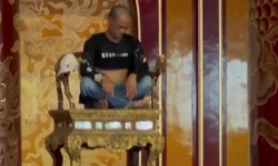 X&#244;n xao h&#236;nh ảnh người đ&#224;n &#244;ng ngồi tr&#234;n ngai vua trong Đại nội Huế