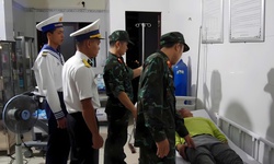 Qu&#226;n y đảo Trường Sa xuy&#234;n đ&#234;m cứu ngư d&#226;n 