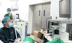 Vết rạch chỉ 0,5 cm gi&#250;p bệnh nh&#226;n tho&#225;t khỏi 3 cuộc mổ mở phức tạp