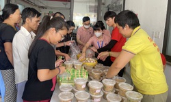 B&#225;t ch&#225;o nghĩa t&#236;nh ấm l&#242;ng bệnh nh&#226;n ngh&#232;o