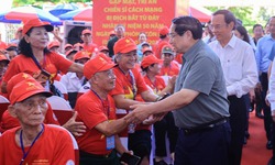 Thủ tướng tri ân chiến sĩ cách mạng bị địch bắt, tù đày dịp kỷ niệm 50 năm ngày Giải phóng Côn Đảo