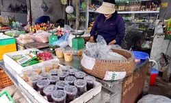 Tết Đoan Ngọ: Vải thiều đắt khách, rượu nếp lên ngôi, bánh tro không đủ bán