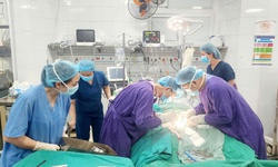 Xuy&#234;n đ&#234;m gi&#224;nh giật sự sống cho bệnh nh&#226;n ngừng tuần ho&#224;n hơn 1 tiếng