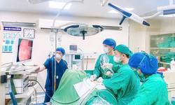 40 ph&#250;t d&#249;ng kỹ thuật hiện đại b&#225;c sĩ tuyến huyện gi&#250;p người đ&#224;n &#244;ng tho&#225;t cơn đau do tiểu ra m&#225;u