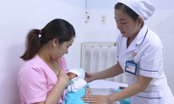 Gần 25.000 nữ hộ sinh đang lặng thầm cống hiến chăm s&#243;c sức khoẻ b&#224; mẹ, trẻ sơ sinh tại Việt Nam