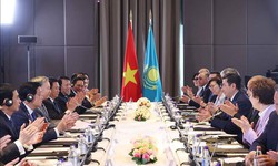 Tổng B&#237; thư T&#244; L&#226;m hội kiến Chủ tịch Hạ viện Kazakhstan, ki&#234;m Chủ tịch Đảng Amanat