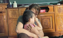 Mẹ ngh&#232;o &#244;m ch&#225;u nhỏ kh&#243;c thương con g&#225;i tử vong ở nước ngo&#224;i