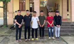 &#39;Băng nh&#243;m&#39; tuổi teen mang hung kh&#237; đi ch&#233;m người giữa phố