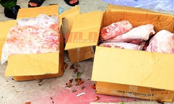 Hơn 11 tấn thịt gà, lợn hết hạn, không rõ nguồn gốc bị chặn trước khi vào bếp ăn