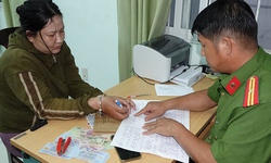 Giả vờ mua v&#233; số, nữ qu&#225;i ra tay cướp giật