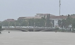 Người d&#226;n Quảng B&#236;nh ‘chạy lũ’, đưa &#244; t&#244;, xe m&#225;y l&#234;n cầu tr&#225;nh ngập