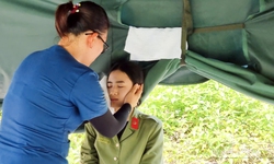 &#39;Blouse trắng&#39; lặng thầm bảo vệ sức khoẻ đội h&#236;nh diễu binh