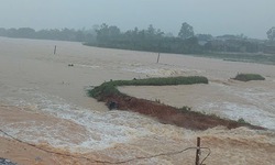 Mưa lớn bất thường giữa m&#249;a h&#232; l&#224;m vỡ đập thuỷ lợi