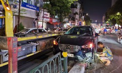 Ô tô mất lái húc đổ chục mét dải phân cách giữa phố Tây Sơn