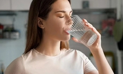 Chuy&#234;n gia chỉ c&#225;ch uống nước đ&#250;ng v&#224; đủ trong m&#249;a n&#243;ng