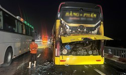 Xe kh&#225;ch giường nằm bốc ch&#225;y tr&#234;n cầu Thăng Long, k&#237;nh vỡ, kh&#243;i bao tr&#249;m