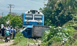 T&#224;i xế xe tải tho&#225;t chết sau va chạm với t&#224;u hỏa