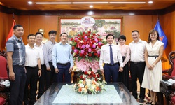 Thứ trưởng Bộ Y tế Trần Văn Thuấn thăm, ch&#250;c mừng c&#225;c cơ quan b&#225;o ch&#237; tại H&#224; Nội