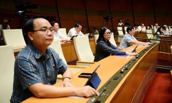 Từ 2026, xe điện, vật liệu x&#226;y dựng sẽ phải d&#225;n nh&#227;n năng lượng