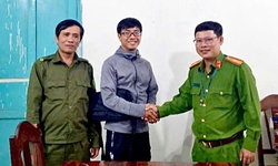 Đ&#225;nh rơi h&#224;ng chục triệu tiền h&#224;ng, c&#244;ng an nhanh ch&#243;ng t&#236;m gi&#250;p