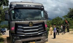 Xe đầu k&#233;o va chạm với xe đạp điện, 4 trẻ thương vong