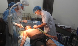 Một ngư d&#226;n bị c&#225; k&#236;m đ&#226;m r&#225;ch cổ khi đang lặn biển