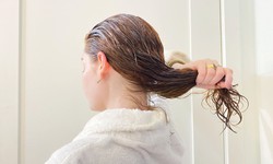 Nắng n&#243;ng khiến t&#243;c nhanh bết v&#224; c&#243; m&#249;i, khắc phục thế n&#224;o?