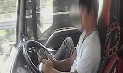 T&#224;i xế tay &#39;lướt&#39; TikTok di chuyển 80km/h tr&#234;n cao tốc