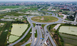 Cao tốc H&#224; Nội - Bắc Giang qu&#225; tải, v&#236; sao Bộ X&#226;y dựng vẫn b&#225;c đề xuất mở rộng?