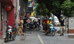 Bị phạt v&#236; &#39;leo&#39; vỉa h&#232;, kh&#225;ch phải xuống giữa đường bắt cuốc xe mới
