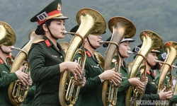 Nhan sắc rạng ngời của nữ chiến sĩ qu&#226;n nhạc luyện tập cho ng&#224;y hội lớn