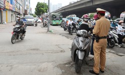 Leo vỉa h&#232; chở con đi thi, nữ t&#224;i xế bị nhiều người đi đường l&#234;n &#225;n