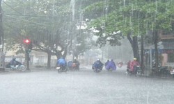 S&#225;ng nay H&#224; Nội mưa d&#244;ng c&#243; thể k&#232;m theo lốc xo&#225;y, nguy hiểm khi di chuyển ngo&#224;i trời