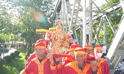 Tranh c&#227;i trang phục của đội g&#225;nh kiệu ho&#224;ng hậu tại lễ quảng diễn ở Huế