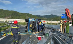 2 người tử vong thương t&#226;m sau c&#250; lật xe tải tr&#234;n đường dẫn cao tốc