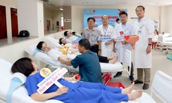 Nguồn máu điều trị thiếu hụt, hàng trăm thầy thuốc tình nguyện hiến máu