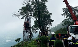 Du khách ngã xuống vực ở Ba Vì, cảnh sát phải dùng xe cẩu giải cứu