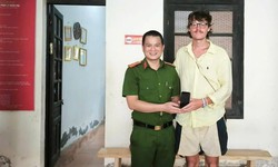 Du kh&#225;ch người Anh x&#250;c động khi C&#244;ng an Việt Nam &#39;xuy&#234;n đ&#234;m&#39; t&#236;m lại t&#224;i sản m&#236;nh bị thất lạc

