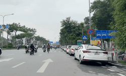 27 &#244; t&#244; &#39;nằm im&#39; sau biển cấm đỗ, đường Giải Ph&#243;ng bị chiếm trọn 1 l&#224;n xe