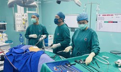 Thiếu ni&#234;n 13 tuổi bị d&#226;y sắt đ&#226;m xuy&#234;n bụng g&#226;y thủng ruột non, ruột gi&#224;