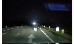 Video: Đi bộ tr&#234;n đường l&#250;c rạng s&#225;ng, người đ&#224;n &#244;ng bị xe t&#244;ng tử vong