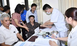 H&#224; Nội: Kh&#225;m, tư vấn, cấp ph&#225;t thuốc miễn ph&#237; cho người c&#243; c&#244;ng, th&#226;n nh&#226;n Liệt sĩ